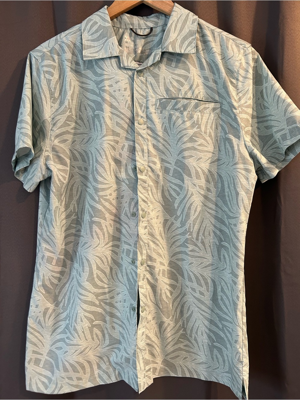 Men’s MED short sleeved snap button down shirt